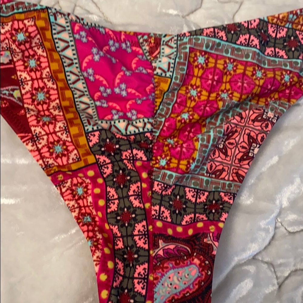 Tiny Small Bikini Bottom Ruched Back! Never Worn! - image 5